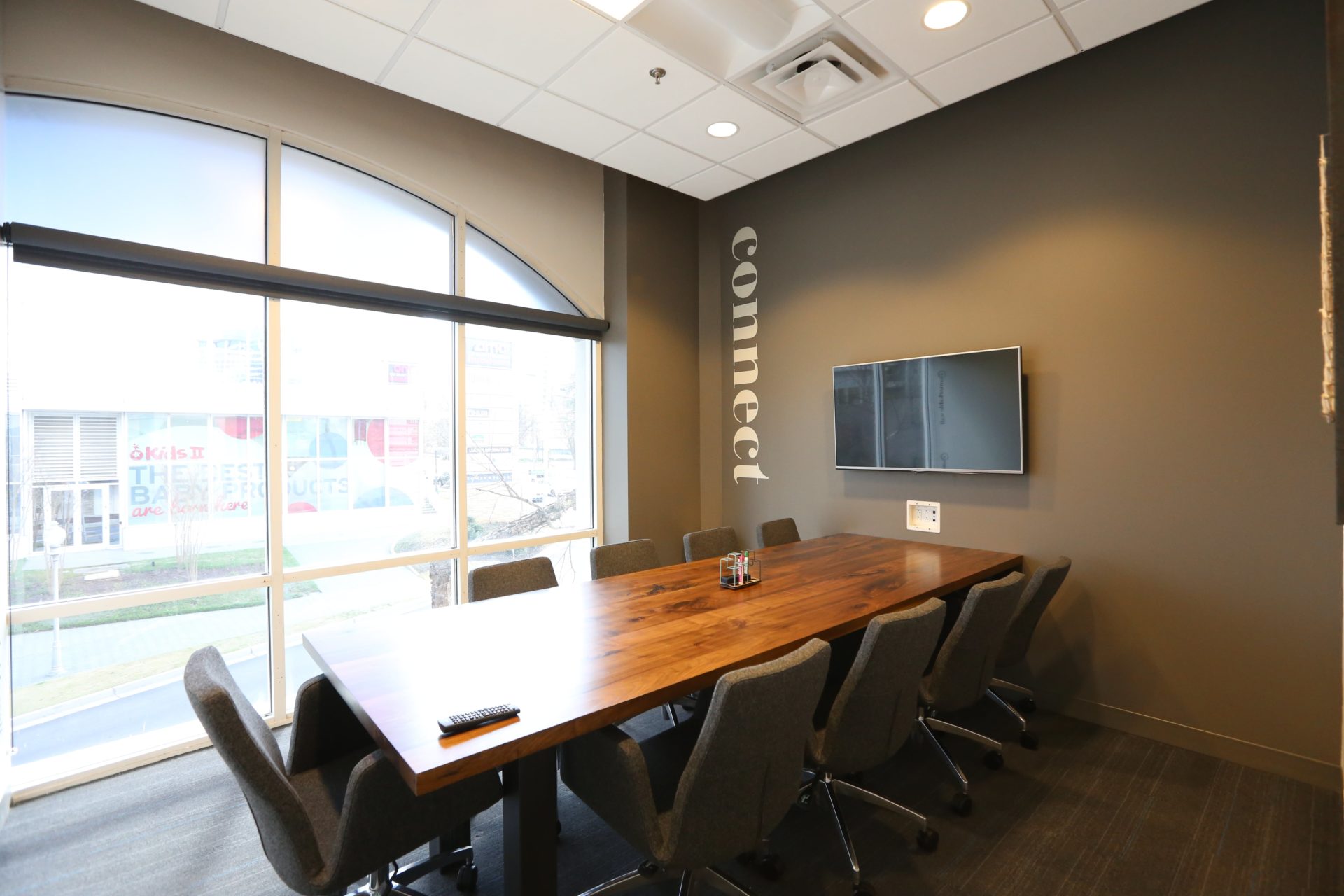 Featuring floor-to-ceiling windows, LED screen with HD display and a whiteboard for brainstorming