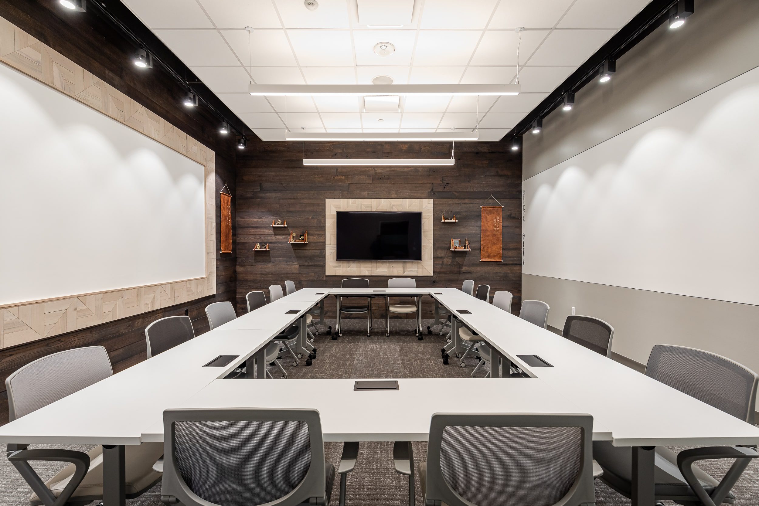 Roam_lenox_Outpost_boardroom-setup-2
